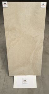 Apportez une touche d'élégance intemporelle à vos espaces avec ce carrelage effet travertin beige. Inspiré de la pierre naturelle, il se distingue par ses nuances chaudes, ses veinages délicats et ses variations de matière authentiques qui reproduisent fidèlement le charme du travertin.