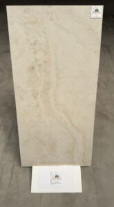 Apportez une touche d'élégance intemporelle à vos espaces avec ce carrelage effet travertin ivoire Inspiré de la pierre naturelle, il se distingue par ses nuances chaudes, ses veinages délicats et ses variations de matière authentiques qui reproduisent fidèlement le charme du travertin.