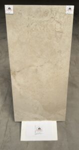 Apportez une touche d'élégance intemporelle à vos espaces avec ce carrelage effet travertin ivoire Inspiré de la pierre naturelle, il se distingue par ses nuances chaudes, ses veinages délicats et ses variations de matière authentiques qui reproduisent fidèlement le charme du travertin.