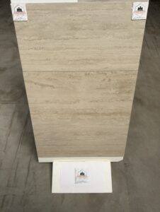 Inspiré du travertin naturel, ce carrelage se distingue par ses veinages linéaires élégants et ses nuances beiges chaleureuses. Son aspect authentique reproduit fidèlement les strates caractéristiques de la pierre, apportant profondeur et raffinement à vos espaces.