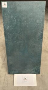 Affirmez votre style avec ce carrelage effet métal oxydé aux profondes nuances bleu pétrole. Son aspect texturé, inspiré des surfaces patinées par le temps, dévoile une richesse de détails et des variations de teintes qui apportent caractère et modernité à chaque projet.