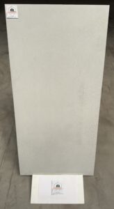 Apportez lumière et sobriété à vos espaces avec ce carrelage effet béton minéral aux délicates nuances blanc cassé. Son aspect légèrement nuagé et sa texture subtilement travaillée offrent un rendu contemporain tout en conservant une grande douceur visuelle.
