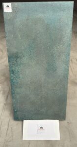 Osez la couleur et le caractère avec ce carrelage effet métal oxydé aux subtiles nuances turquoise et vert de gris. Inspiré des métaux patinés par le temps, il dévoile une richesse de textures et de variations chromatiques qui apportent profondeur et originalité à chaque espace.