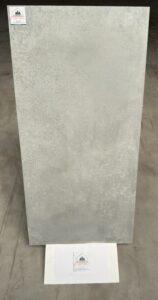 Alliez modernité et élégance avec ce carrelage effet métal patiné aux nuances gris clair et argentées. Son aspect délicatement oxydé et ses variations de matière créent une surface subtilement texturée qui apporte du relief et du caractère sans surcharger l'espace.