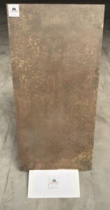 Apportez une touche d'authenticité et de caractère à vos espaces avec ce carrelage effet métal rouillé aux nuances chaleureuses de cuivre, bronze et acier patiné. Inspiré des métaux vieillis par le temps, il reproduit avec réalisme les marques naturelles de l'oxydation pour un rendu brut et sophistiqué.