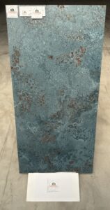 Affirmez votre style avec ce carrelage effet métal oxydé aux nuances bleu pétrole et aux reflets cuivrés. Son design unique, inspiré des métaux patinés par le temps, ses variations de teintes et  son relief visuel exceptionnel crée une ambiance à la fois industrielle, élégante et chaleureuse.