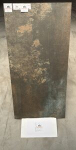Inspiré par la beauté brute du métal patiné, ce carrelage effet métal oxydé séduit par ses nuances de brun profond, de cuivre vieilli et ses subtils reflets bleutés. Son aspect authentique reproduit avec réalisme les traces du temps et de l'oxydation pour créer une ambiance unique et pleine de caractère.