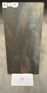 Inspiré des surfaces métalliques vieillies par le temps, ce carrelage effet acier oxydé séduit par son mélange subtil de gris anthracite, de brun rouille et de nuances minérales. Son esthétique brute et raffinée reproduit fidèlement les traces naturelles de l'oxydation pour un rendu résolument contemporain.