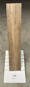 Retrouvez tout le charme du bois avec ce carrelage effet chêne naturel aux nuances douces et chaleureuses. Son veinage réaliste et ses variations de teintes reproduisent fidèlement l'aspect du bois authentique tout en offrant les performances et la facilité d'entretien du grès cérame.