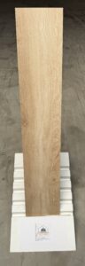 Apportez une touche de nature et de lumière à votre intérieur avec ce carrelage effet chêne clair. Inspiré des essences de bois les plus élégantes, il reproduit avec finesse les veinages et les nuances naturelles du bois tout en bénéficiant de la résistance exceptionnelle du grès cérame.