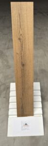 Apportez chaleur et authenticité à vos espaces avec ce carrelage effet bois au rendu particulièrement réaliste. Ses nuances brun miel, rehaussées par un veinage marqué et des nœuds naturels, reproduisent fidèlement l'aspect d'un bois vieilli tout en offrant les avantages pratiques du grès cérame.