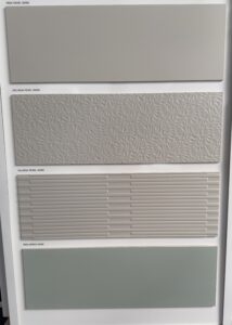Une gamme de carrelages muraux au format 30x90 cm déclinée dans plusieurs teintes tendance. Ses surfaces unies aux finitions mates s'associent à des décors en relief raffinés pour créer des ambiances élégantes et intemporelles.