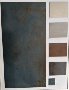 Affirmez votre style avec ce carrelage à l'aspect métal oxydé, inspiré des surfaces industrielles patinées par le temps. Sa teinte bleu profond, sublimée par des nuances rouille et des effets de matière authentiques, apporte une personnalité unique à vos espaces.