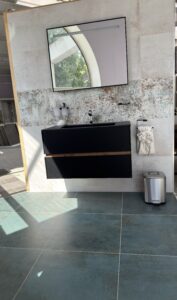 Créez un style unique avec ce carrelage qui associe l'élégance d'un béton clair à la force visuelle d'un décor effet métal vieilli. Sa finition douce et lumineuse apporte de la clarté à l'espace, tandis que la frise décorative aux nuances de bleu, de gris et de rouille évoque le charme authentique des métaux patinés par le temps.