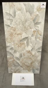 Ce décor floral révèle un décor floral d'exception sublimé par des reflets nacrés évoquant la beauté naturelle de la nacre. Une création sophistiquée qui habille les espaces les plus prestigieux avec grâce et raffinement.