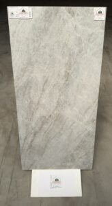 La beauté de la pierre naturelle à de subtils reflets nacrés inspirés de la coquille d'huître. Ses nuances douces de gris, beige et ivoire apportent lumière, élégance et profondeur à vos espaces pour un rendu à la fois raffiné et intemporel.