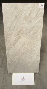 La beauté de la pierre naturelle à de subtils reflets nacrés inspirés de la coquille d'huître. Ses nuances douces de gris, beige et ivoire apportent lumière, élégance et profondeur à vos espaces pour un rendu à la fois raffiné et intemporel.
