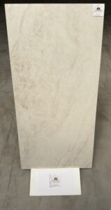 La beauté de la pierre naturelle à de subtils reflets nacrés inspirés de la coquille d'huître. Ses nuances douces de gris, beige et ivoire apportent lumière, élégance et profondeur à vos espaces pour un rendu à la fois raffiné et intemporel.